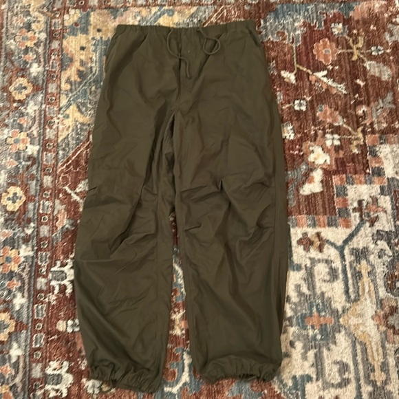 Tna Squad Pocket Parachute Pant - Aritzia Size XL, Fatigue color - Picture 2 of 5